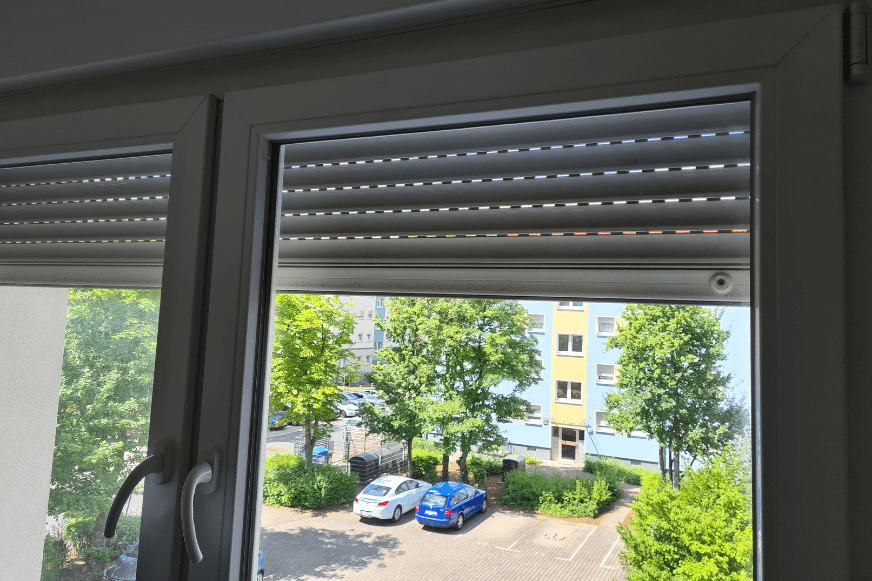 Das durch den Ecovacs Winbot W1 Pro gereinigte Fenster ist zu sehen.